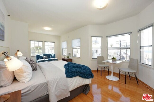 Building Photo - 26 Breeze Ave