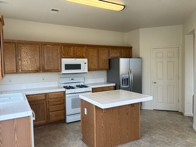 Building Photo - Beautiful Three Bed Home Available On The Green at Dayton Golf Course