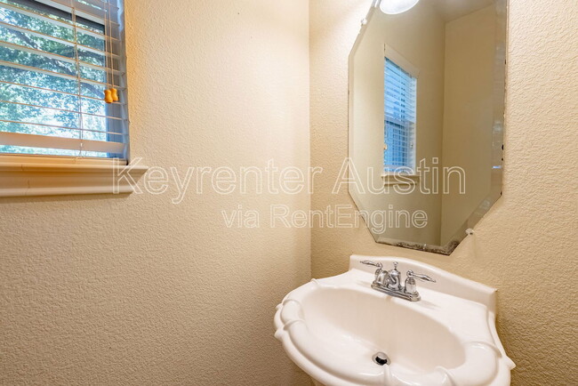 Building Photo - 1610 Yoakum St