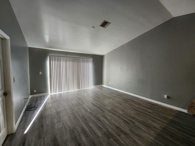 Building Photo - 2417 George Ave S