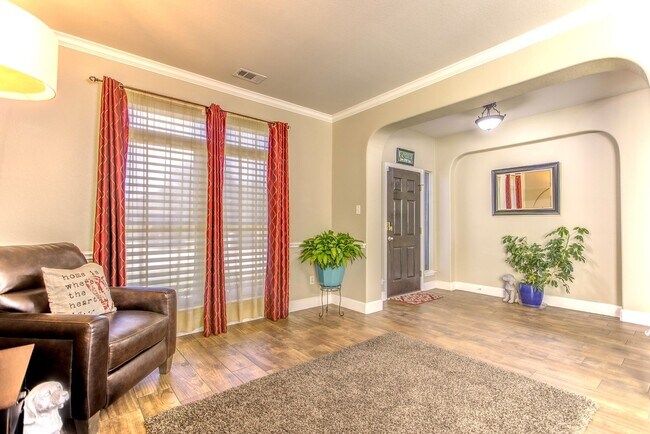 Building Photo - Beautifully Maintained 4 bed/3bath 2 Story Brick home