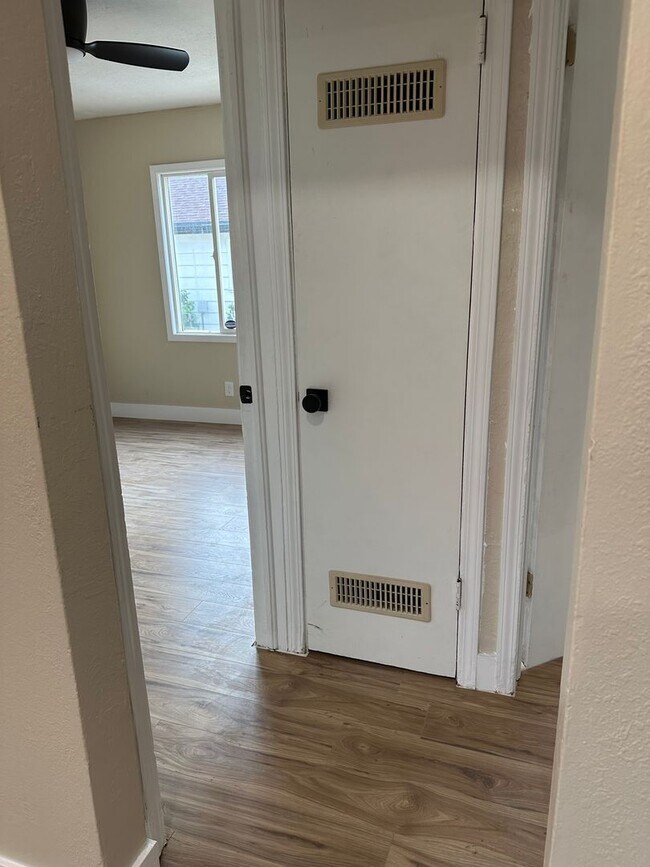 Building Photo - GORGEOUS Duplex in South Salt Lake!!!