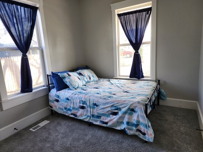 Building Photo - 1115 E 8th St