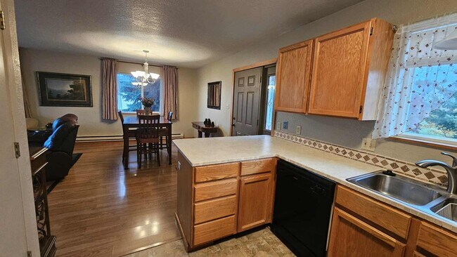 Building Photo - Fully Furnished House with views and all utilities covered