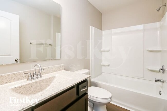 Building Photo - 10112 Holly Park Dr