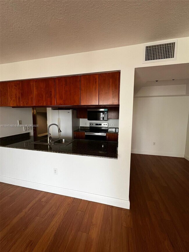 Building Photo - 1200 Brickell Bay Dr