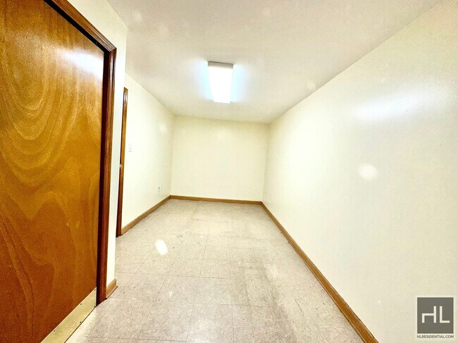 Building Photo - Renovated Walk in One bedroom 63 DRIVE