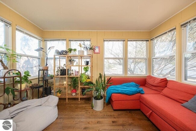 Building Photo - Charming In-Town Rental – Close to Downtow...