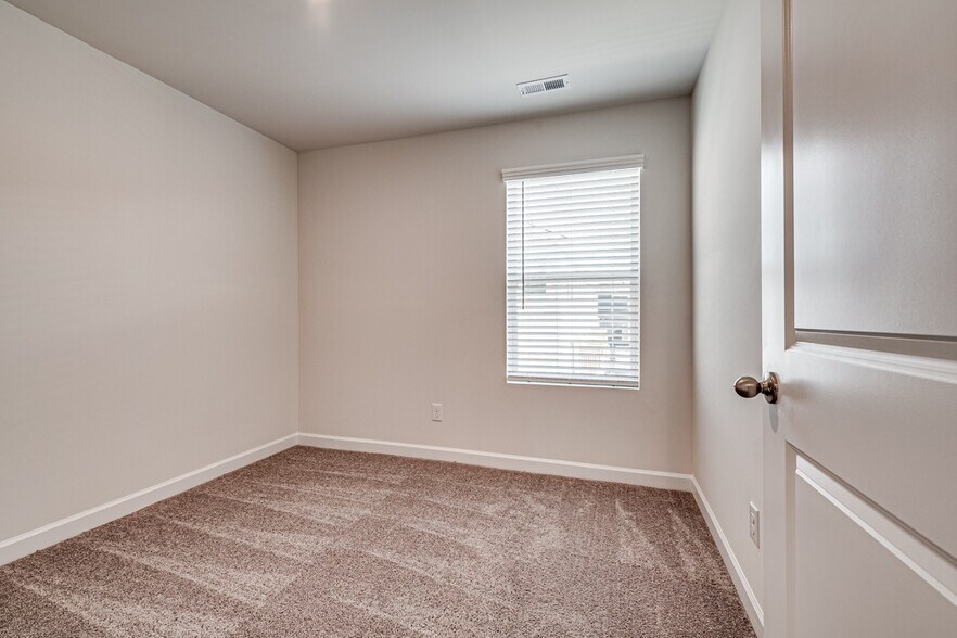 Building Photo - Room in Townhome on Tears Ln