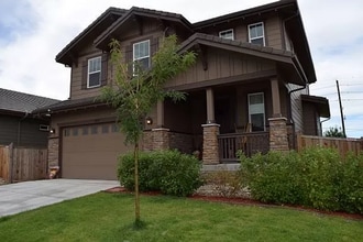 Building Photo - Spacious 3 Bedroom 2.5 Bathroom Home in Me...