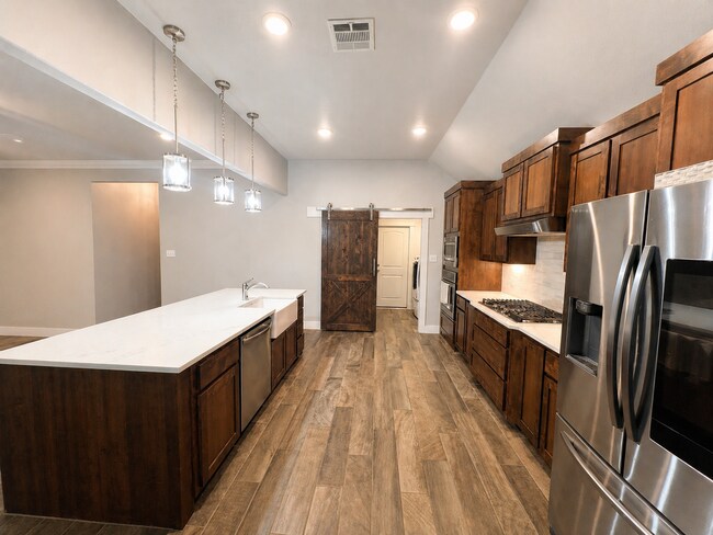 Building Photo - AVAILABLE FOR MOVE-IN WITH A 2-WEEK NOTICE