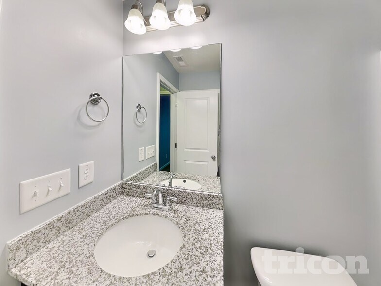 Building Photo - 474 Finch Ln