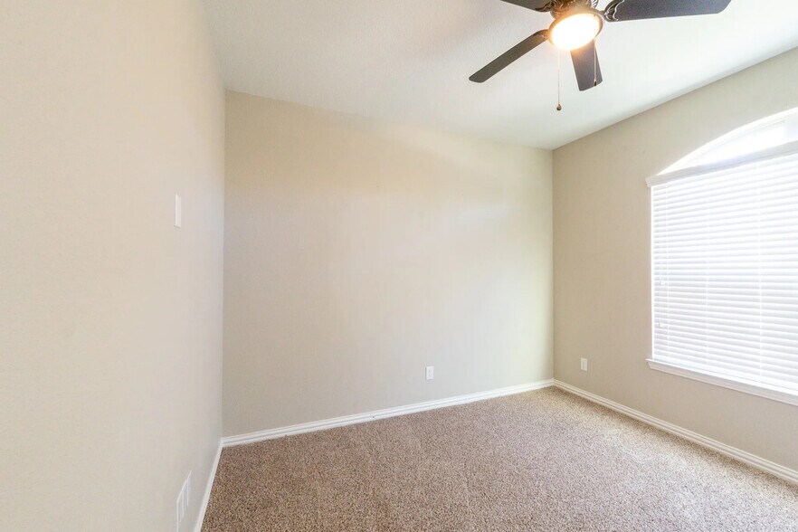 Building Photo - Room in House on Zanna Grace Way