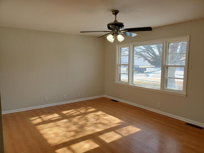 Building Photo - Like New 3 bedroom 1.5 bath  Ranch Near Kellogg and Rock