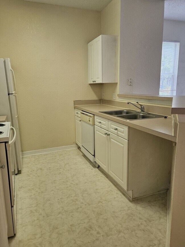 Building Photo - Beautiful First Floor, 1 Bedroom, 1 Bath, corner unit for rent in the Enclave of New Tampa
