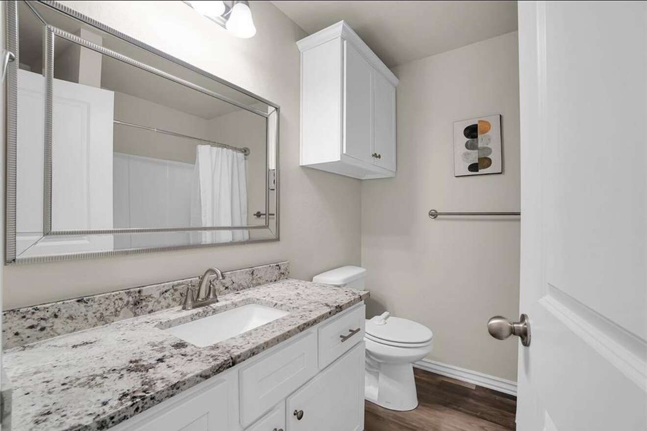 Building Photo - 1004 Village Dr