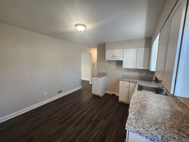 Building Photo - Updated 3 bedroom 1 bath in Shively! Excellent location!