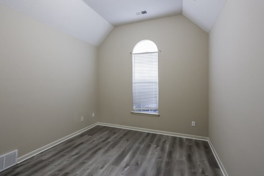 Building Photo - 1129 Red Fern Cir E