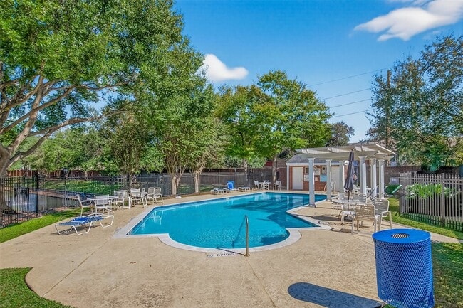 Building Photo - 1762 Lakeside Enclave Dr