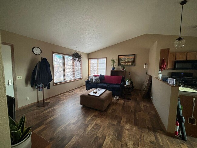 Building Photo - 3 BEDROOM | 2 BATH | GARAGE | SOUTH