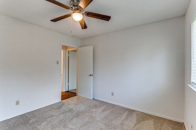 Building Photo - 1808 Ridgewood Dr
