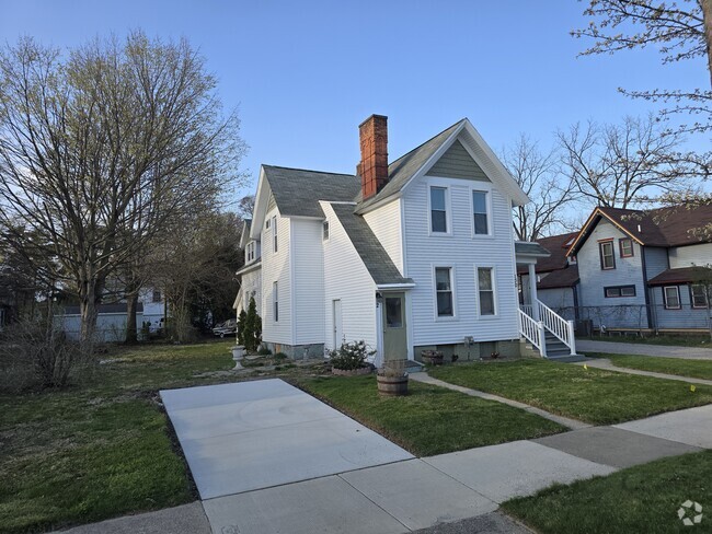 Building Photo - 130 Grand Ave