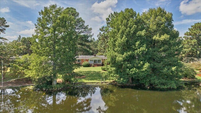 Building Photo - 60 Pine Lake Dr