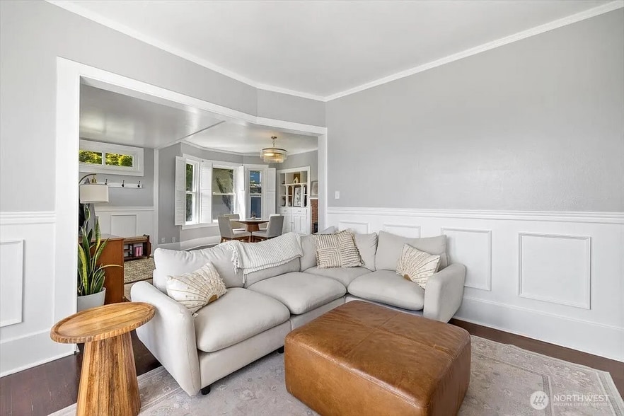 living room - 3311 25th Ave S