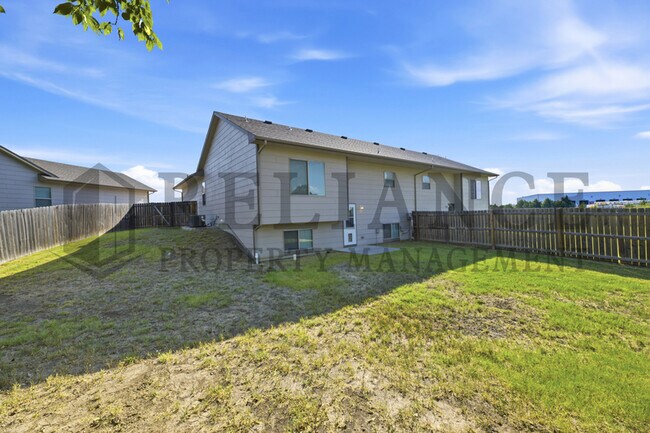 Building Photo - 2204 E Quivira St