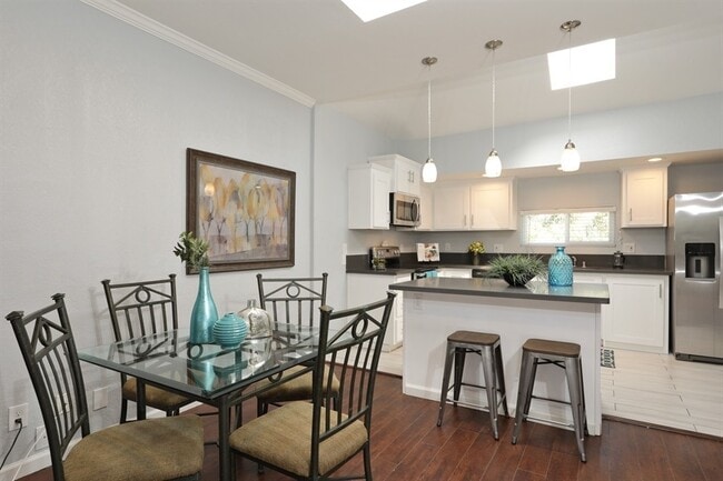 Building Photo - Beautiful 2 Bdrm, 1 Bath Downtown Sac Remodel!