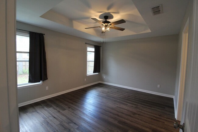 Building Photo - 3 Bedroom in Magnolia Gardens Available Now!