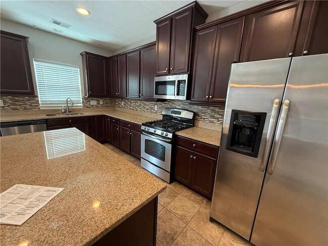 Building Photo - 202 Pointe View Dr