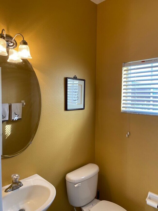 Building Photo - MOVE-IN SPECIAL!!! Townhome 3 Bedroom/2.5 Bathroom in Winter Park in a gated community
