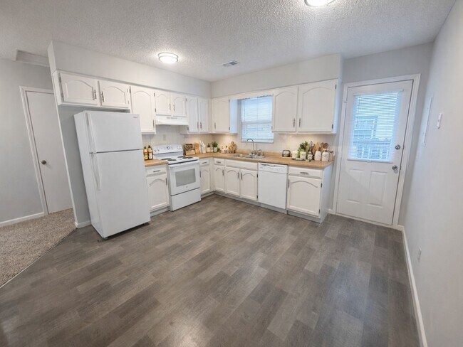 Building Photo - 2BR 1BA Triplex • Private Backyard in Downtown Smithville