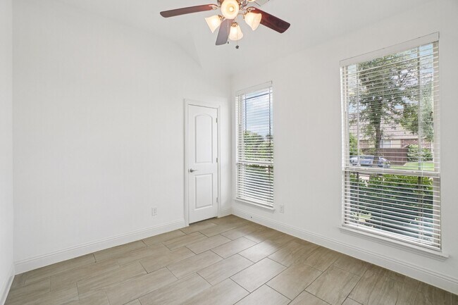 Building Photo - 1616 Downing Dr