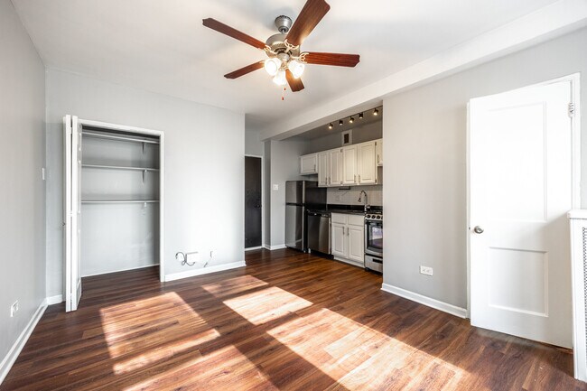 Building Photo - 1140 N La Salle Dr