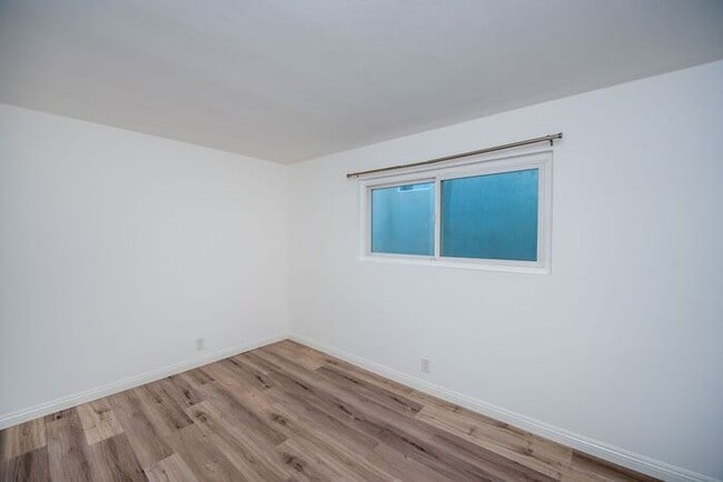Building Photo - Charming Coastal Retreat - Newly Remodeled!