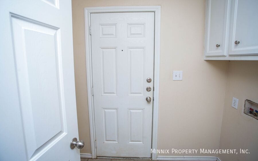 Building Photo - 9910 Weatherford Ave