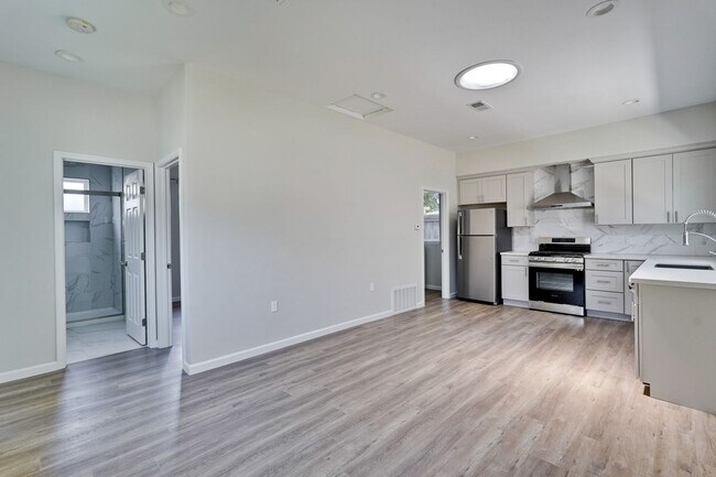 Building Photo - Excellent 2 bed 1 Bath ADU