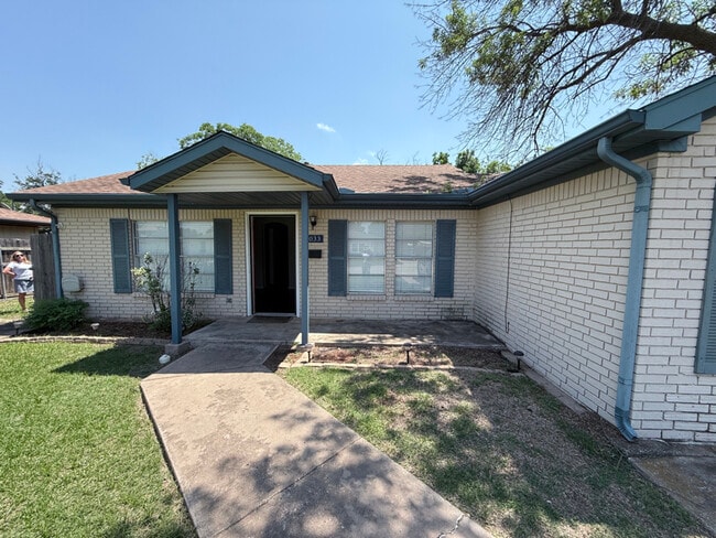 Primary Photo - 3033 Moffett Ave