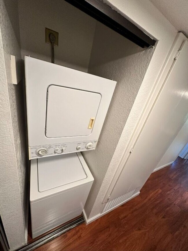 Building Photo - Nor Cal Realty, Inc - 2 bedroom 1.5 bath condo