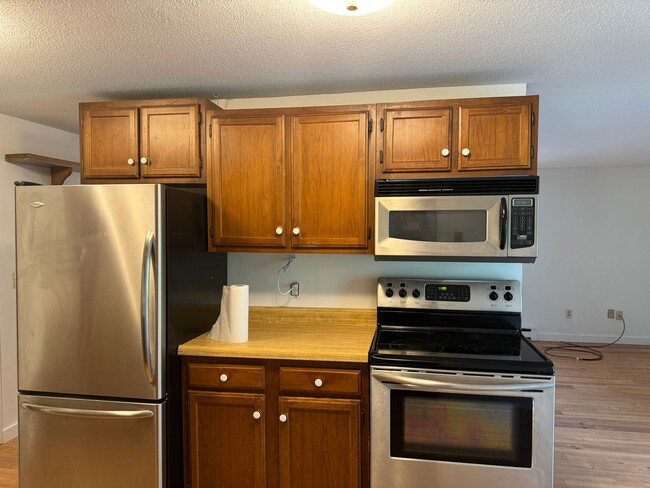 Building Photo - 2 bedroom condo 3.5 miles from Dartmouth