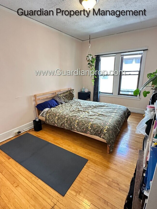 Building Photo - 1 Bedroom Lakes Uptown Corner Unit Apartment, Blocks from Both Lakes, Hardwood Floors, One Month ...