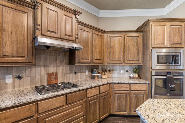 Building Photo - 5009 Lantana Dr