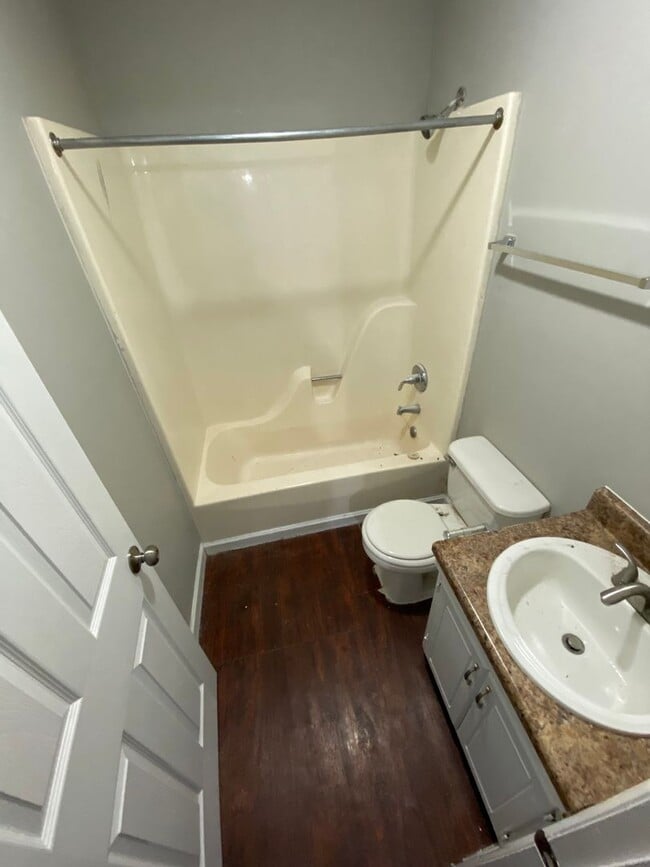 Building Photo - **Spacious 2 Bedroom | 1.5 Bath with Functional Layout**