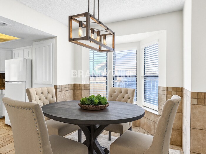 Building Photo - 6636 Valley View Dr