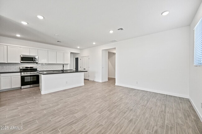 Building Photo - 17017 W Molly Ln