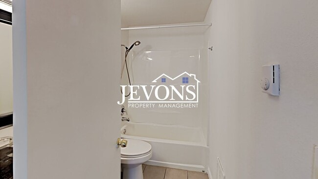 Building Photo - Charming duplex in a walkable location near the University of Puget Sound