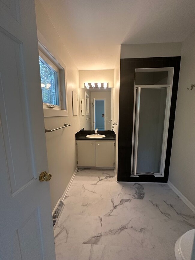 Building Photo - Large 4 bedroom ranch in Forest Hills