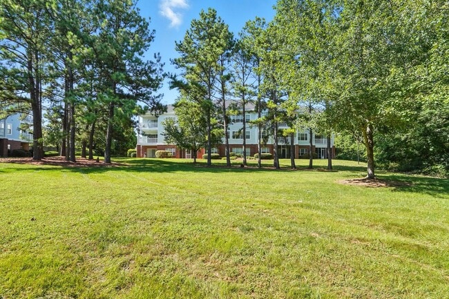 Building Photo - Move-in Ready: 2 Bedroom Condo!